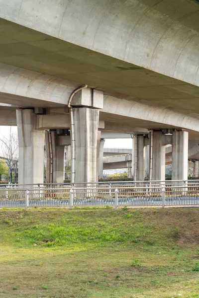 Şehirdeki üst geçidin altında beton yapı ve asfalt yol alanı