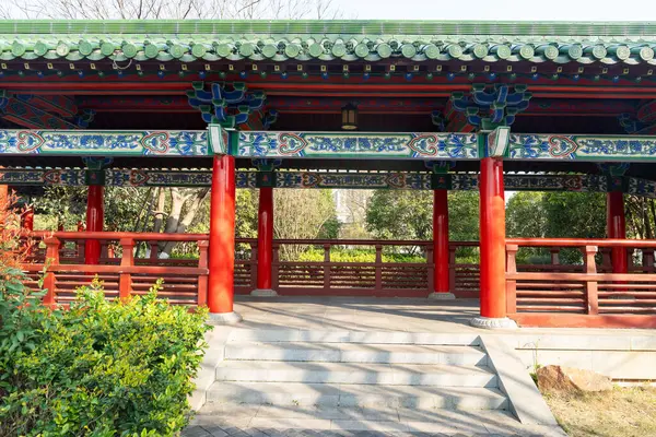 Çin 'deki klasik mimari koridoru.