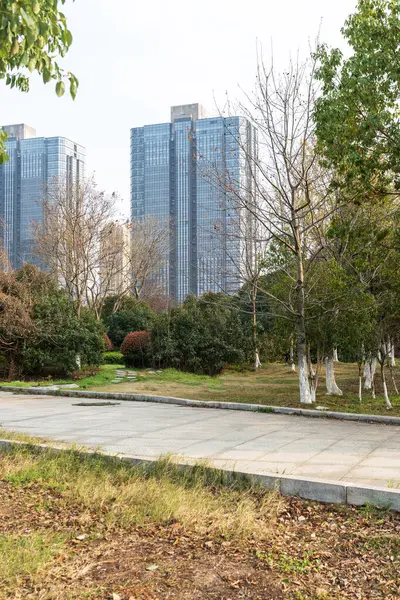 Şangay 'da modern bina geçmişi olan şehir parkı.