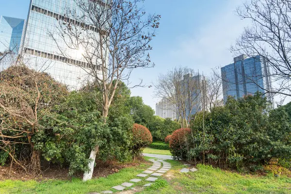 Şangay 'da modern bina geçmişi olan şehir parkı.