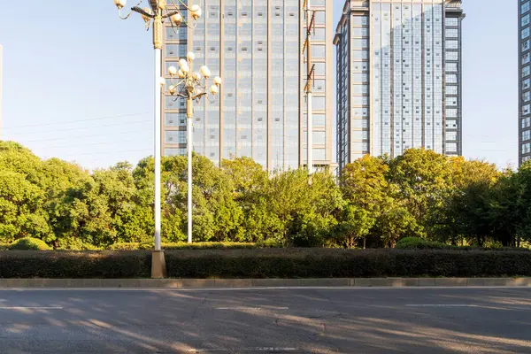 Şehirdeki boş şehir yolu ve binalar