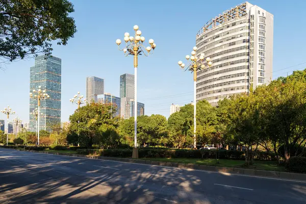 Şehirdeki boş şehir yolu ve binalar