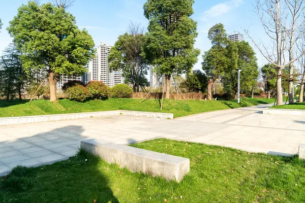 Bahar Parkı ve modern şehir