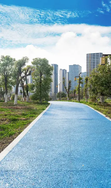 Modern şehirde yürüyüş yolu