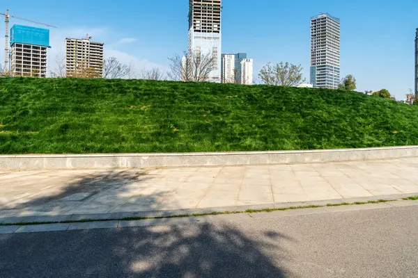 Şangay 'da modern bina geçmişi olan şehir parkı.