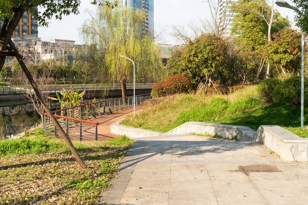 Modern şehirde yürüyüş yolu