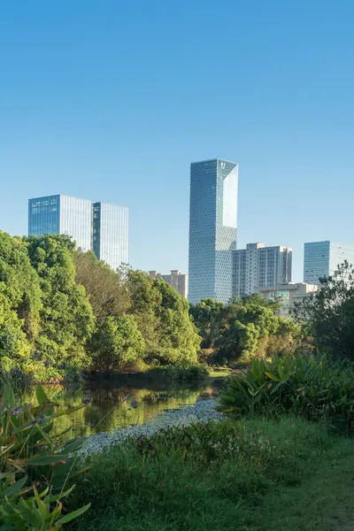 Bahar Parkı ve modern şehir