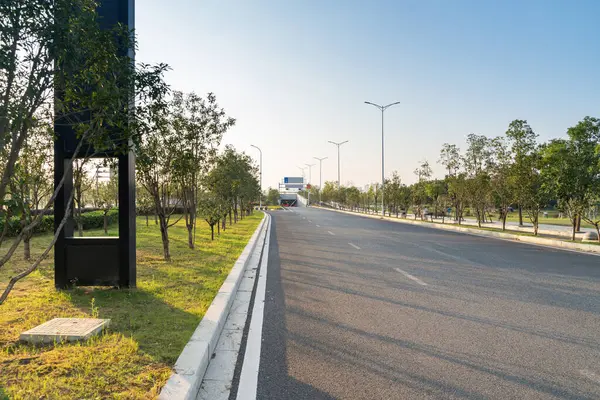 Şehirdeki boş şehir yolu ve binalar