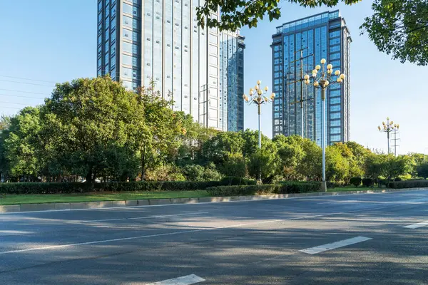 Şehirdeki boş şehir yolu ve binalar