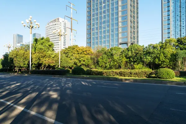 Şehirdeki boş şehir yolu ve binalar