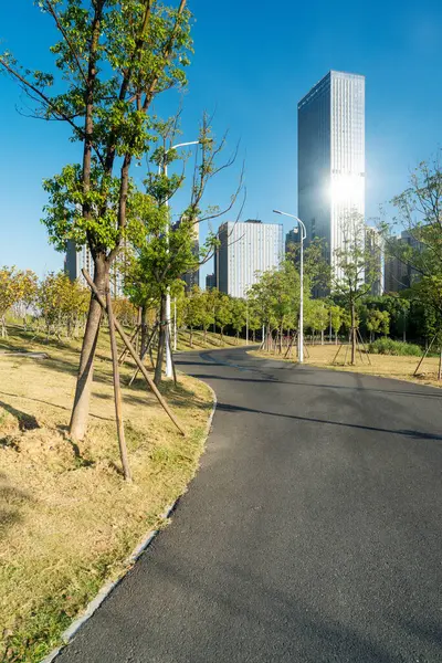 Şangay 'da modern bina geçmişi olan şehir parkı.