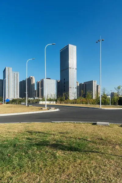 Şehirdeki boş şehir yolu ve binalar