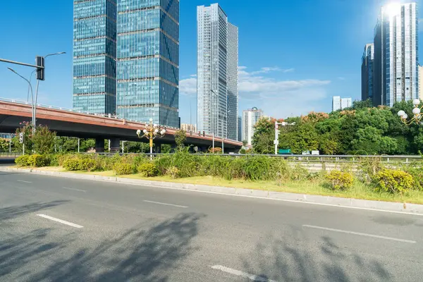 Şehirdeki boş şehir yolu ve binalar