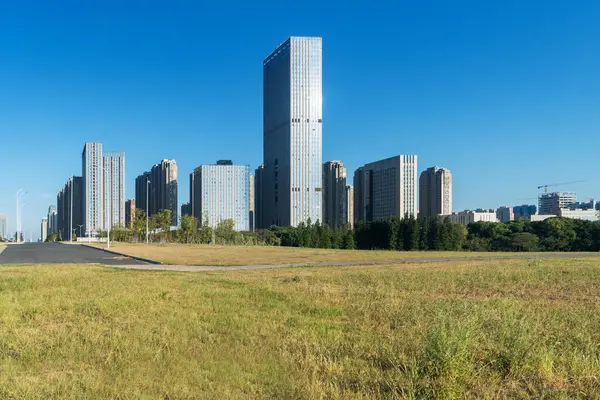 Şangay 'da modern bina geçmişi olan şehir parkı.