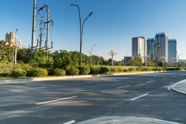 Şehirdeki boş şehir yolu ve binalar