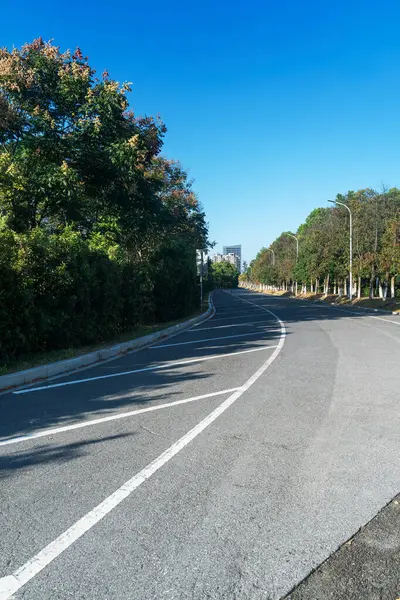 Şehirdeki boş şehir yolu ve binalar