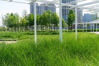 Bahar Parkı ve modern şehir