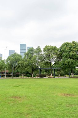 Bahar Parkı ve modern şehir