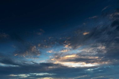 Ateşli turuncu günbatımı gökyüzü. Güzel gökyüzü