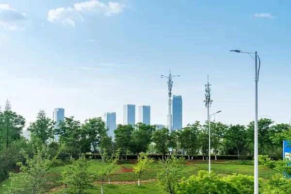 Şangay 'da modern bina geçmişi olan şehir parkı.