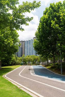 Modern şehirde yürüyüş yolu