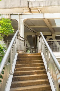 Modern bir binanın korkuluk ve merdivenlerinin detaylarını kapat.