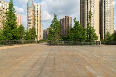 Modern şehrin boş, modern meydanı ve gökdelenleri