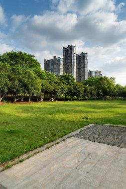 Şangay 'da modern bina geçmişi olan şehir parkı.