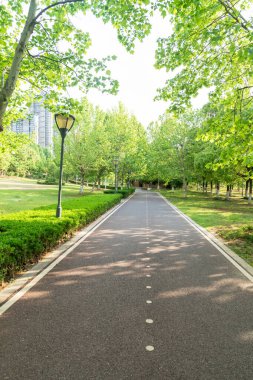 Modern şehirde yürüyüş yolu