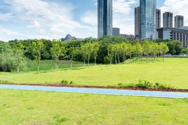 Şangay 'da modern bina geçmişi olan şehir parkı.