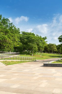 Bahar Parkı ve modern şehir