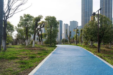 Modern şehirde yürüyüş yolu
