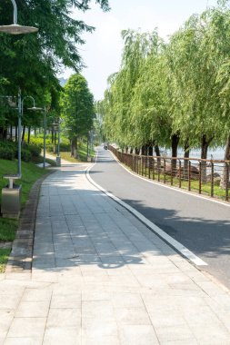 Modern şehirde yürüyüş yolu