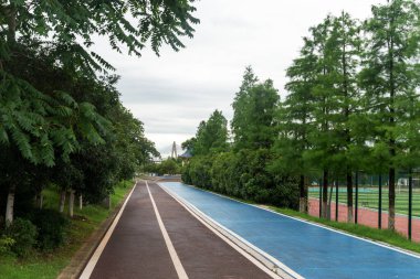 Modern şehirde yürüyüş yolu