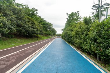 Modern şehirde yürüyüş yolu