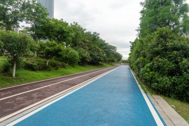 Modern şehirde yürüyüş yolu