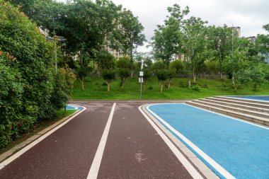 Modern şehirde yürüyüş yolu