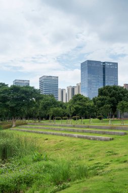 Şangay 'da modern bina geçmişi olan şehir parkı.