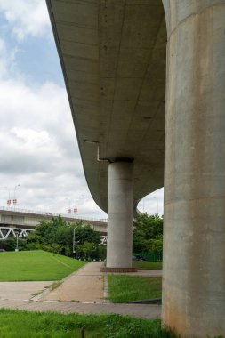 Şehirdeki üst geçidin altında beton yapı ve asfalt yol alanı