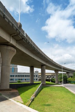 Büyük bir otoban üstgeçidine ve Blue Sky 'a bakıyorum.