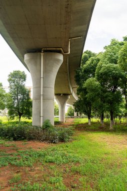 Şehirdeki üst geçidin altında beton yapı ve asfalt yol alanı