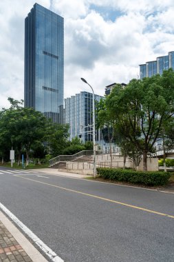 Şehirdeki boş şehir yolu ve binalar