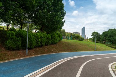 Modern şehirde yürüyüş yolu