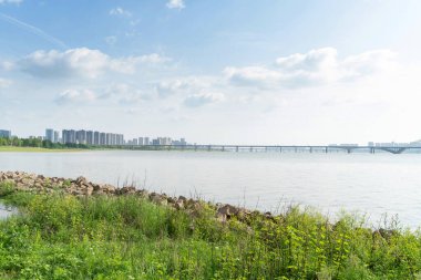 İnanılmaz Modern Köprü mavi gökyüzüne karşı