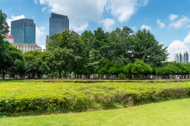 Şangay 'da modern bina geçmişi olan şehir parkı.