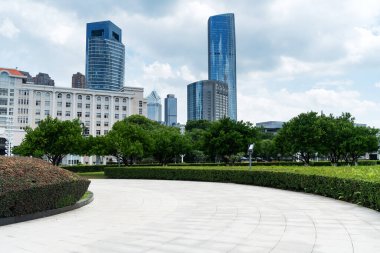 Şangay 'da modern bina geçmişi olan şehir parkı.