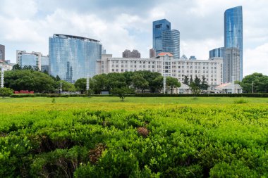 Şangay 'da modern bina geçmişi olan şehir parkı.