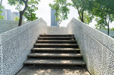 Modern şehirde yürüyüş yolu