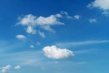 Sirus bulutlu mavi gökyüzü. Hava açık ve sabahları hava güzel.