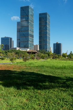 Şangay 'da modern bina geçmişi olan şehir parkı.